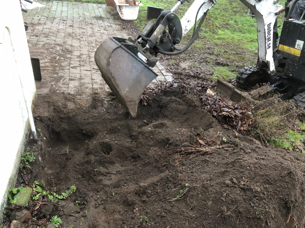 En badrumsrenovering i vintras lämnade ett stort hål bredvid terassen... en möjlighet att designa en helt ny rabatt!